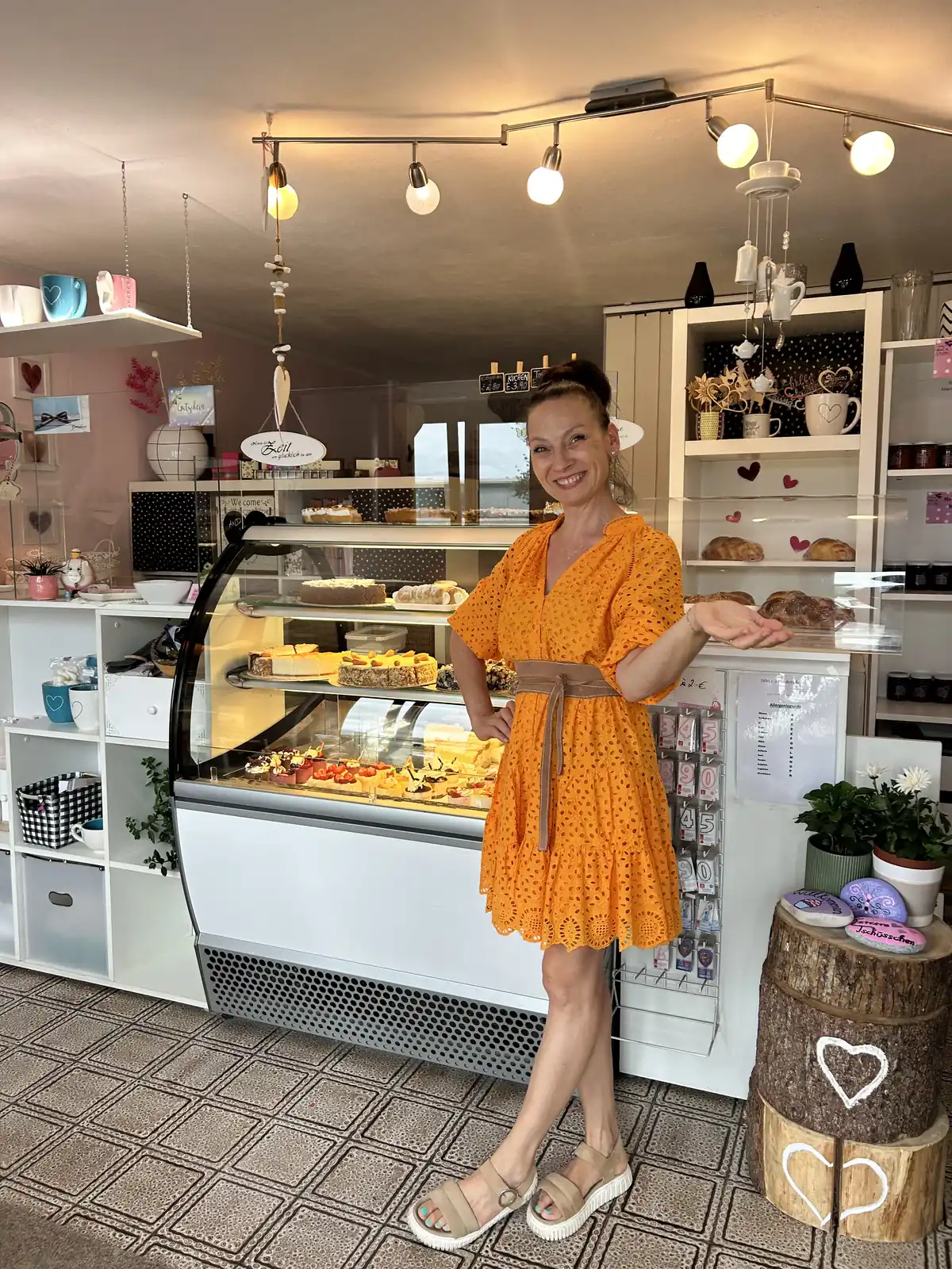 Silvia vor der Tortenvitrine in ihrem Laden in Oberndorf in Tirol