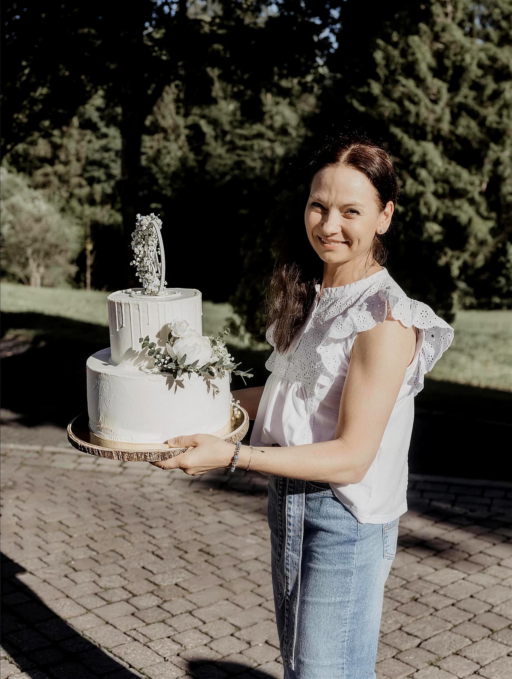 Silvia mit einer fertigen Hochzeitstorte in der Backstube