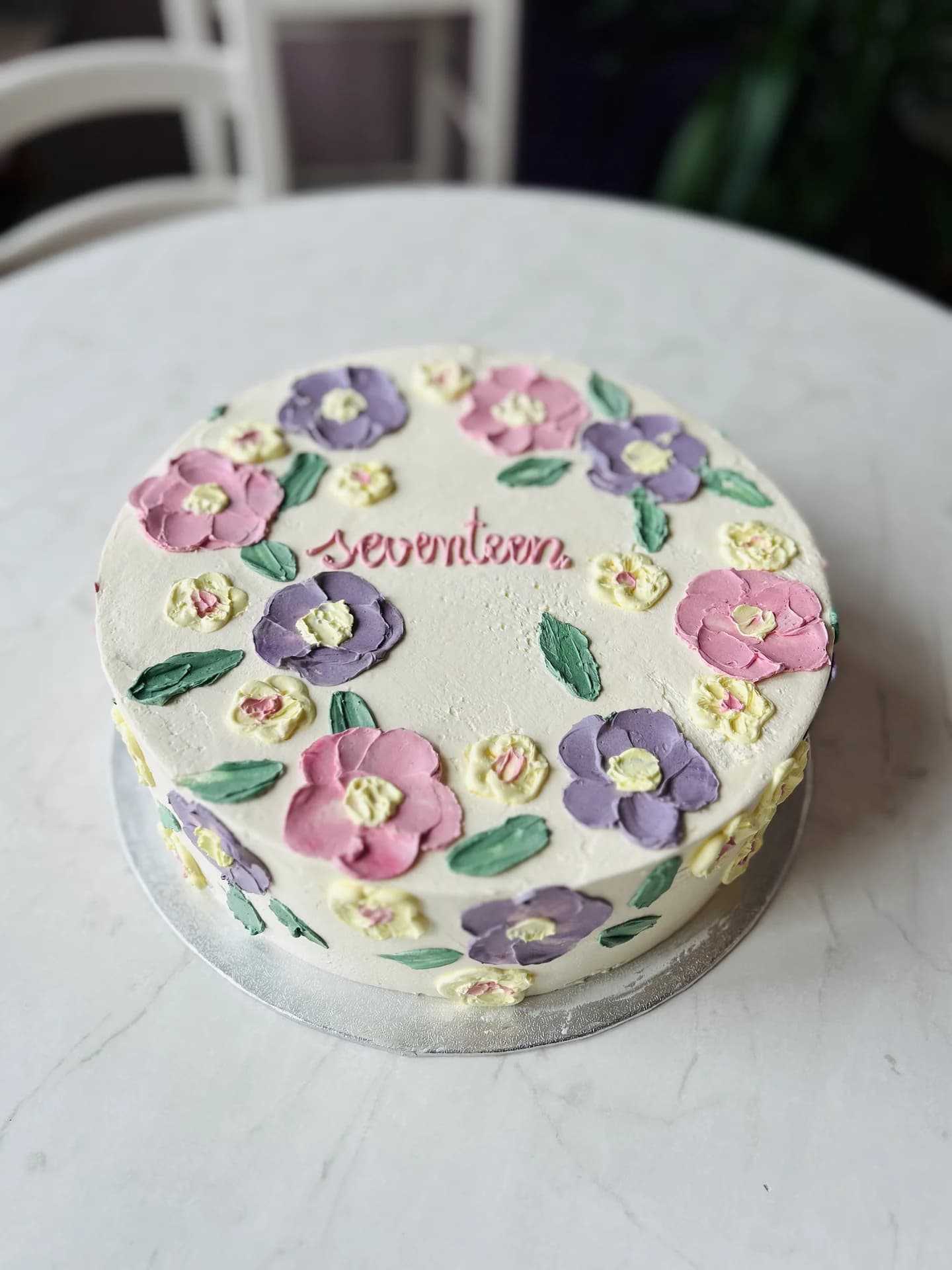 Torte mit handgemalten Wiesenblumen in Pastelltönen zum 17. Geburtstag
