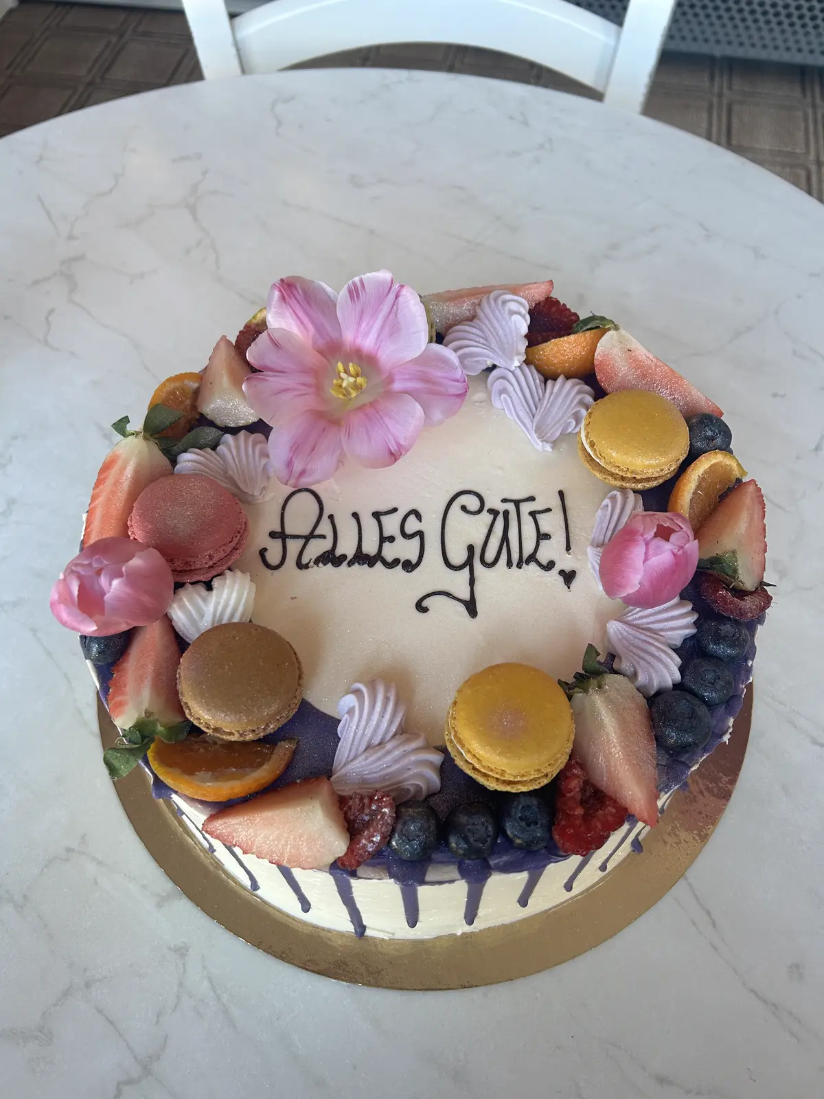 Alles-Gute-Torte mit Macarons, Beeren und frischen Blüten