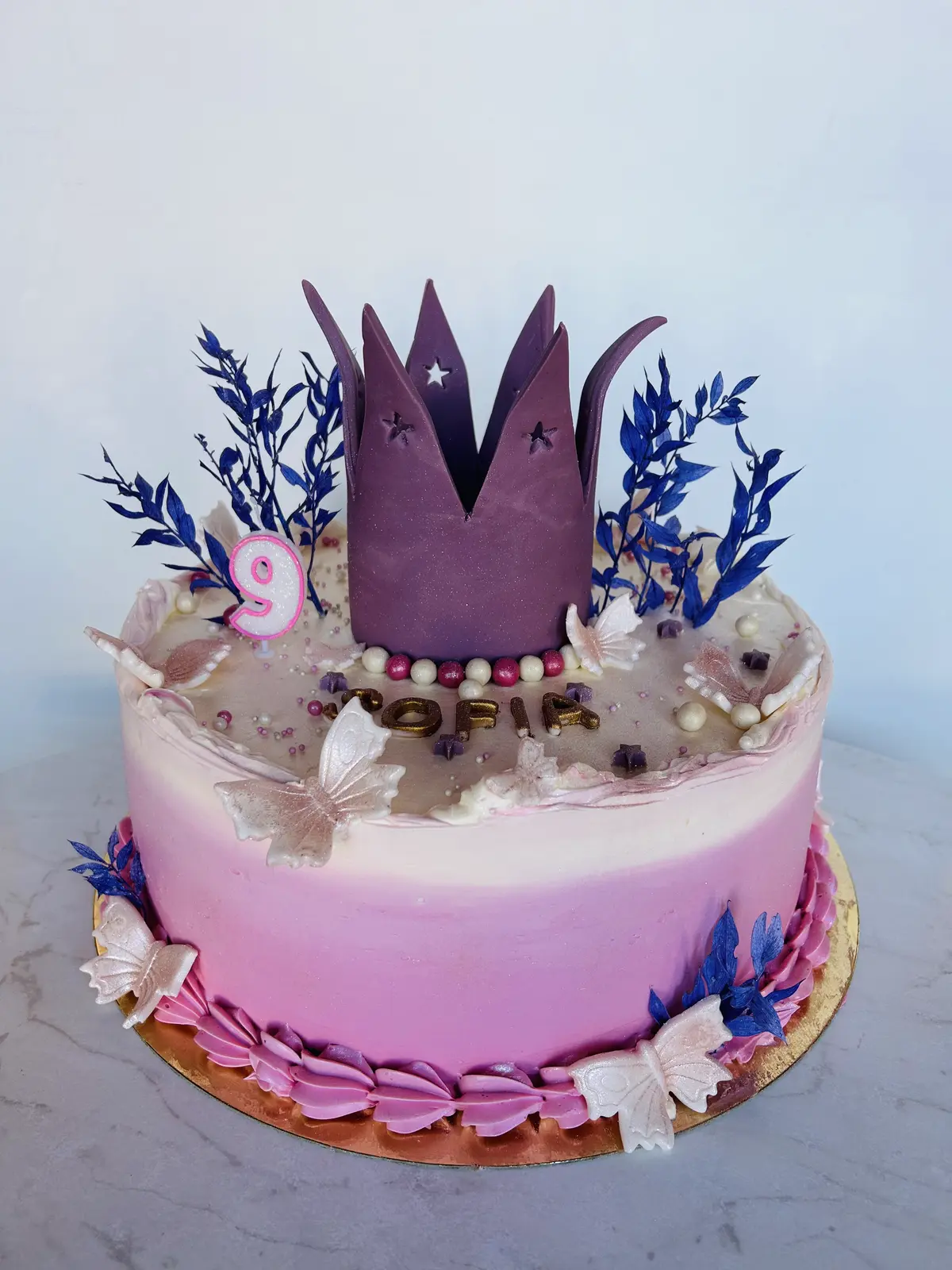Prinzessinnen-Torte mit lila Krone und Schmetterlingen für Sofia