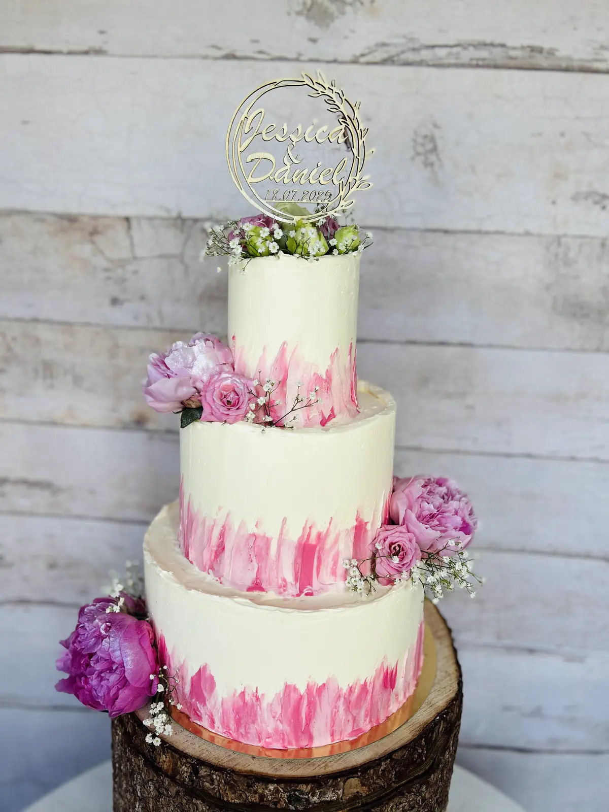 Dreistöckige Hochzeitstorte mit rosa Aquarell-Dekor und frischen Pfingstrosen