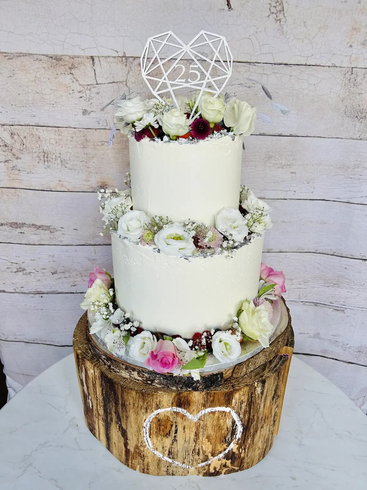 Zweistöckige Hochzeitstorte zum 25. Jubiläum mit geometrischem Herz-Topper