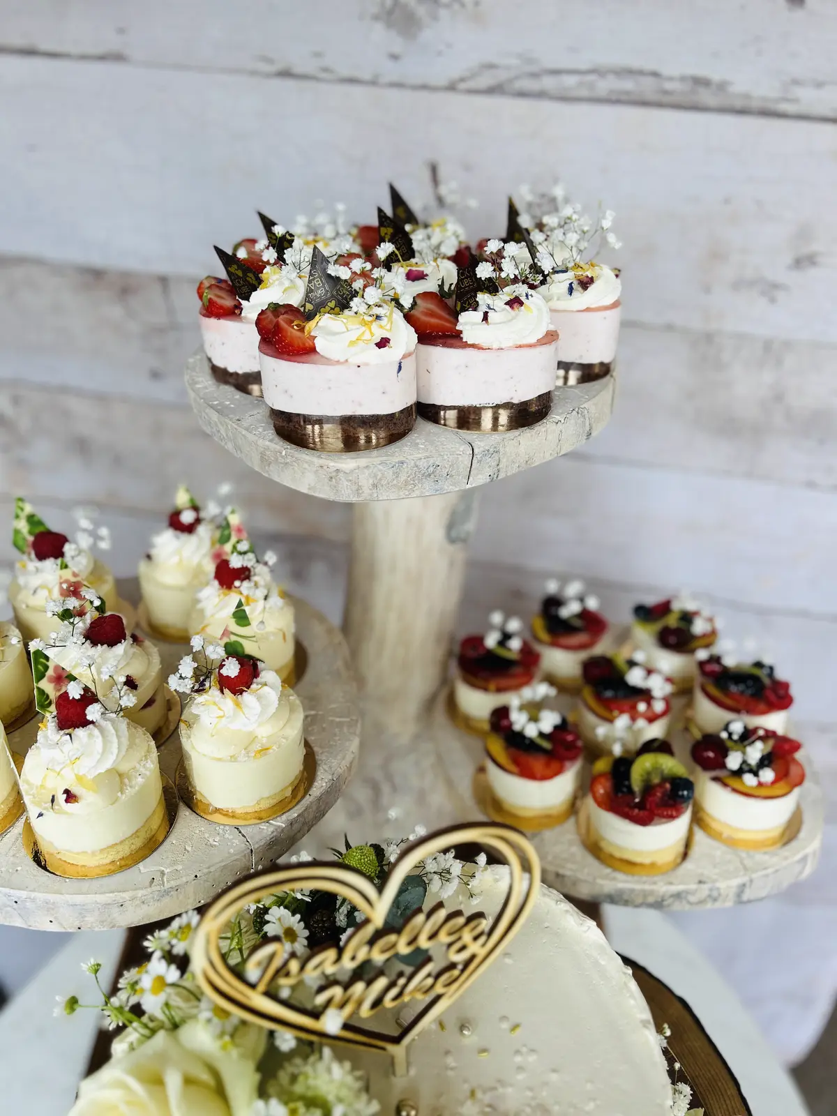 Dreistöckige Etagère mit Erdbeer- und Frucht-Törtchen bei einer Hochzeit
